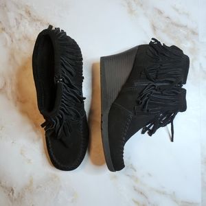 VGUC Minnetonka black fringe bootie.  Size 8